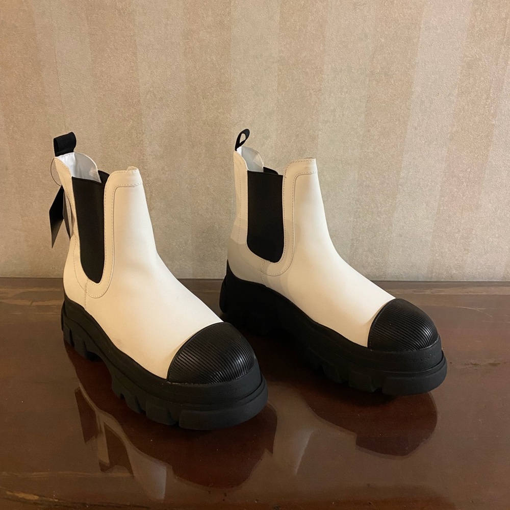 🥾 Boots 🥾 - Picture 2 of 7